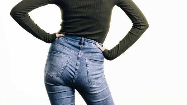Женщина в синих джинсах, стоящая сзади — стоковое фото