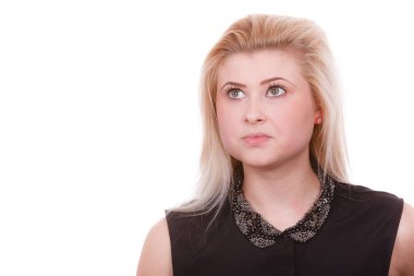 Ciddi bir yüz ifadesi ile sarışın kadın portresi