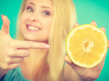 Greyfurt narenciye işaret eden kadın