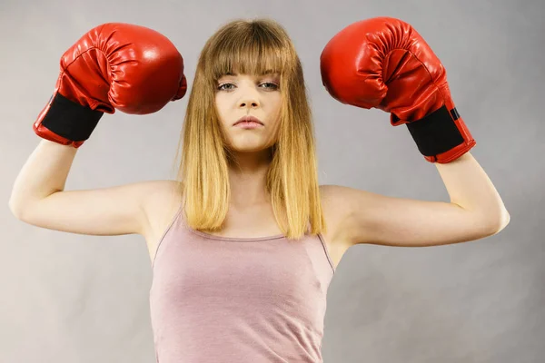 Mujer con guantes de boxeo — Foto de Stock