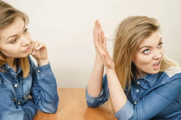 Mujer hablando con confiado amigo ignorante — Foto de Stock