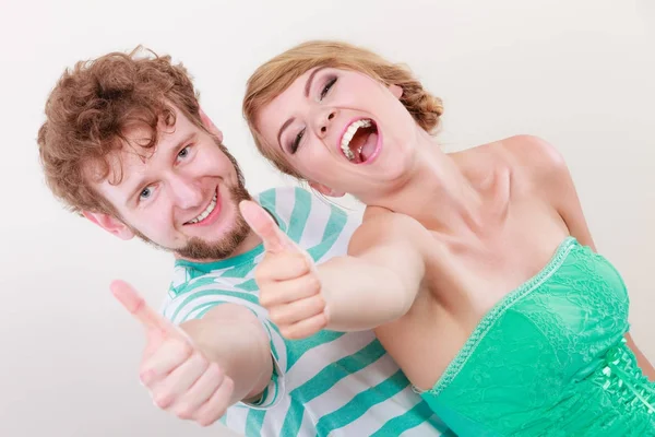 Feliz pareja emocionado sonriendo sosteniendo el pulgar hacia arriba gesto , — Foto de Stock