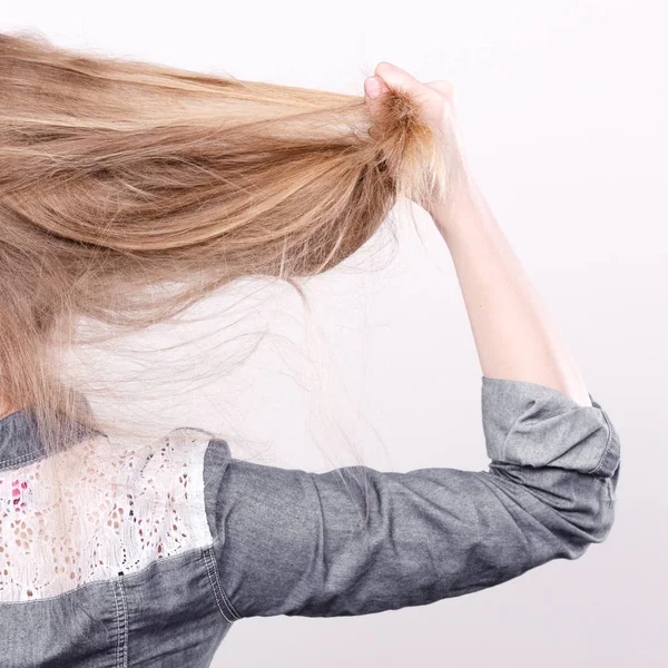 Ξανθιά γυναίκα που παίζει με τα μαλλιά. — Φωτογραφία Αρχείου