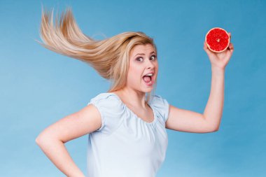 Kadın holding kırmızı greyfurt