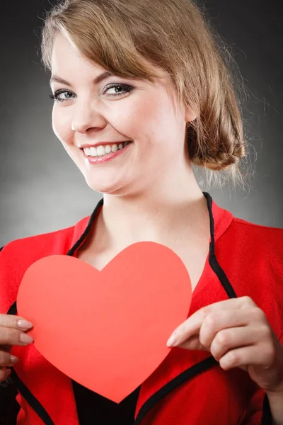 Menina apaixonada por coração vermelho . — Fotografia de Stock