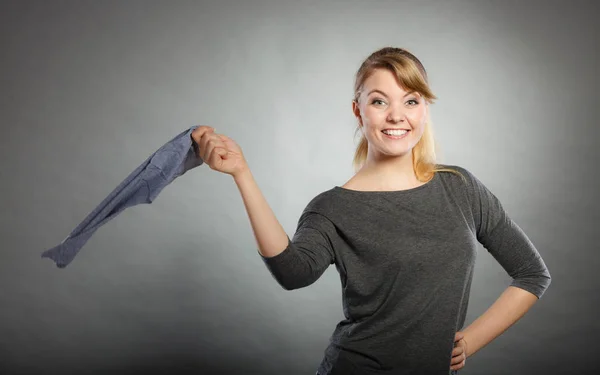 Chica con paño de limpieza en la mano . — Foto de Stock