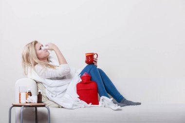 Kadının koltukta yalan grip olan hasta