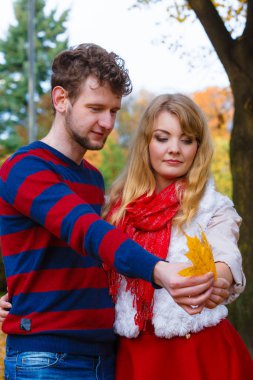 Çift yaprak sonbahar Park ile oynarken