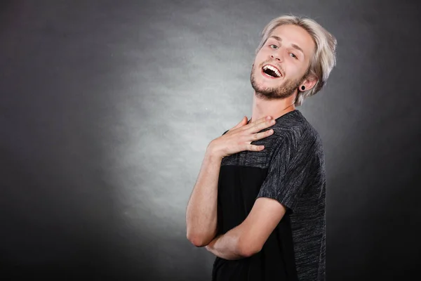 Porträt eines lachenden jungen Mannes — Stockfoto