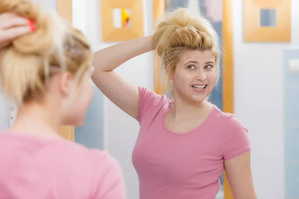 Ung kvinna med gelmask på ansikte — Stockfoto