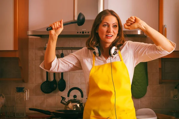 Dança dona de casa na cozinha — Fotografia de Stock