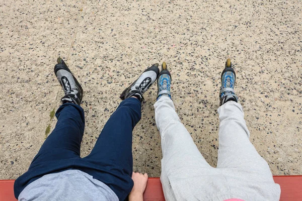 Pessoas amigos relaxando com patins . — Fotografia de Stock