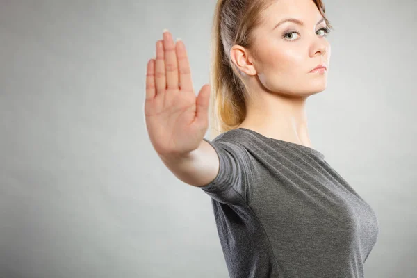 Assertieve vrouw maken stop gebaar. — Stockfoto