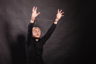 Öfkeli adam zincirleme elle, özgürlük yok