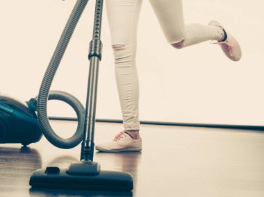 Kadın bacakları ve elektrikli süpürge