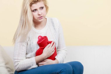 Cofa üzerinde oturan kadın duygu mide krampları