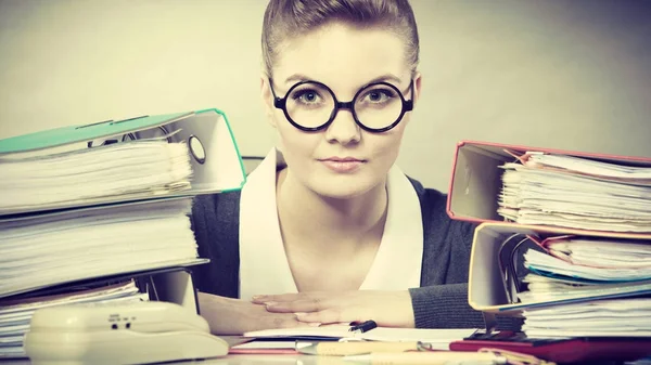 Jonge gelukkig secretaris op het werk. — Stockfoto