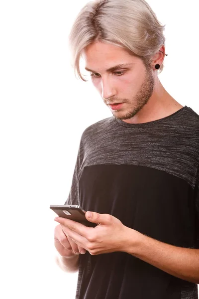 Hombre sorprendido usando el teléfono móvil leer mensaje — Foto de Stock