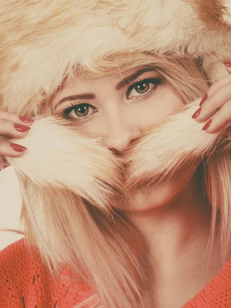 Houkutteleva nainen yllään karvainen talvi hattu — kuvapankkivalokuva