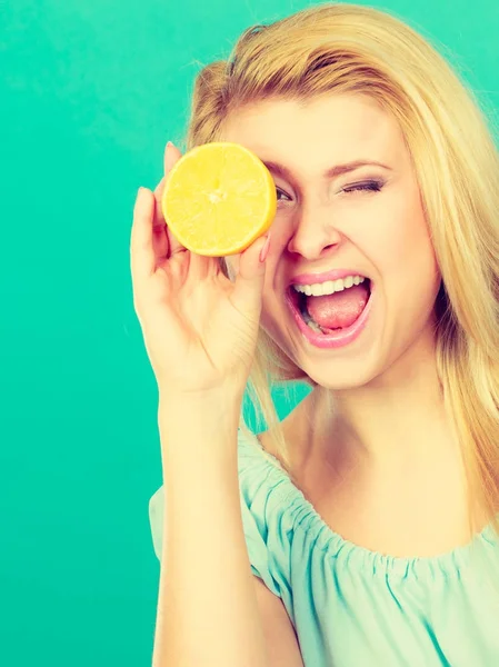 Fille couvrant son oeil avec citron agrumes — Photo