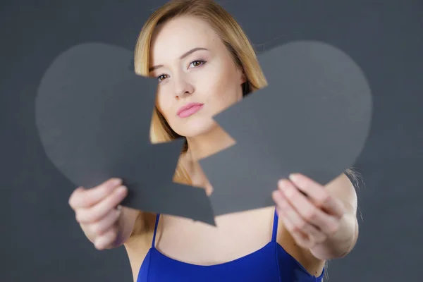 Joven mujer triste cubierta por el corazón roto . — Foto de Stock