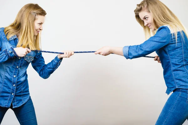 Two women having fun pulling rope — Stock Photo, Image