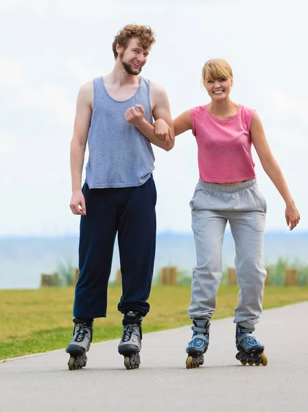 Patinador pareja patinaje al aire libre — Foto de Stock