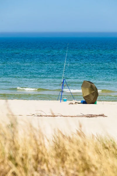 Fiskespö och tält vid havets strand — Stockfoto