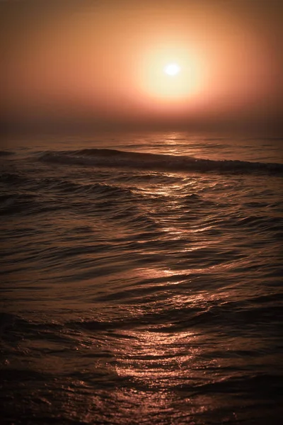 Pôr do sol vermelho beatiful sobre a superfície do mar — Fotografia de Stock