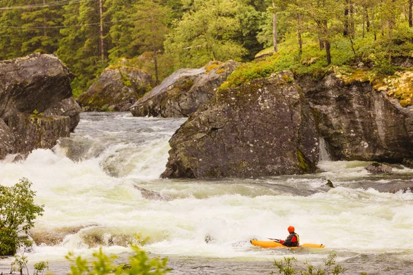 Canoagem de montanha de água branca extrema — Fotografia de Stock