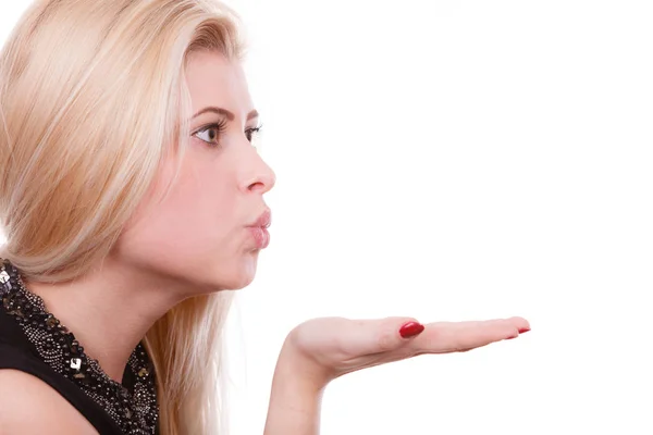 Mujer rubia enviando beso de aire en la palma de la mano —  Fotos de Stock