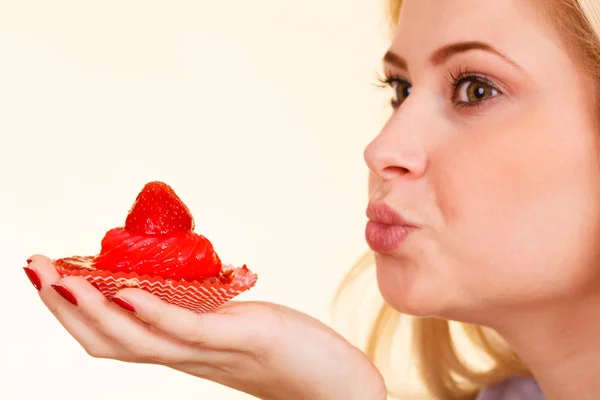 Kvinna som håller söt läcker cupcake — Stockfoto
