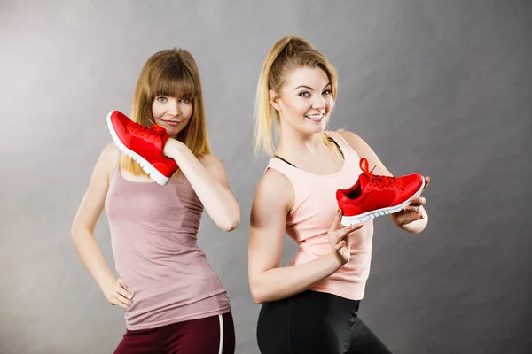 Zwei Frauen präsentieren Sportbekleidung Turnschuhe — Stockfoto