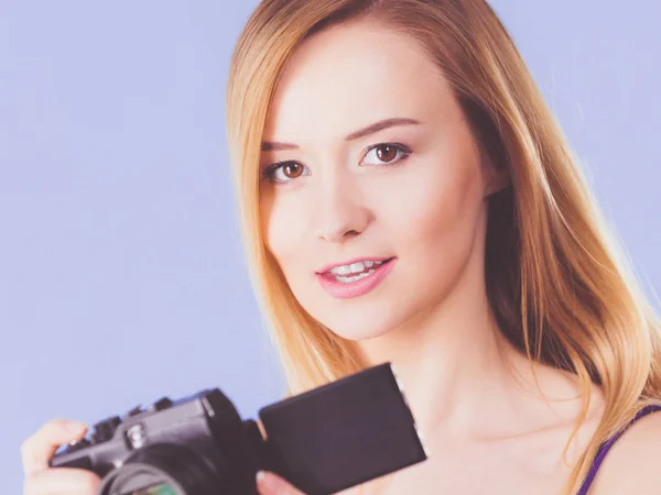 Blonde vrouw met camera op blauw — Stockfoto