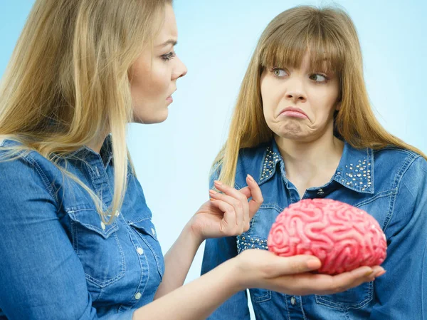 Zwei Freundinnen denken nach — Stockfoto