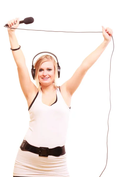 Mujer cantando al micrófono usando auriculares — Foto de Stock