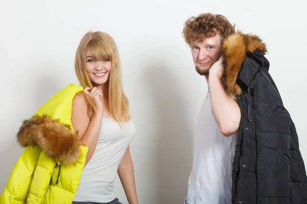 Casal feliz homem e mulher com jaquetas de moda . — Fotografia de Stock