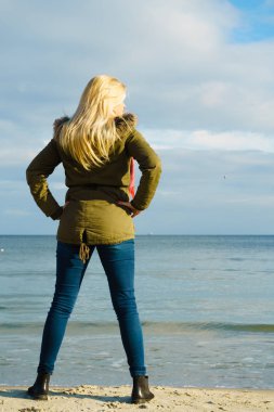 Plajda, rahatlatıcı kadın soğuk gün