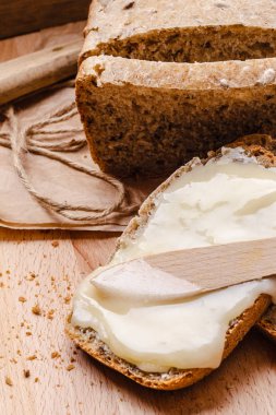 Natürmort taze ekmek tereyağı ve bal ile