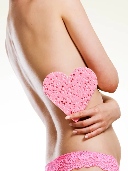 Pembe Kalp tutan çıplak kadın sünger el şeklinde — Stok fotoğraf