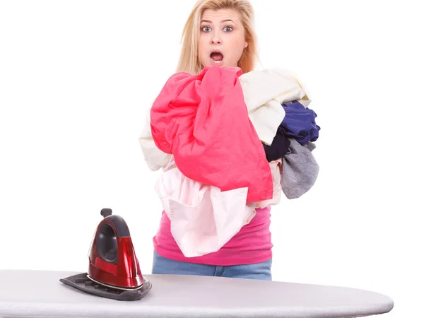 Γυναίκα που κρατά σιδήρου για να κάνετε το σιδέρωμα — Φωτογραφία Αρχείου