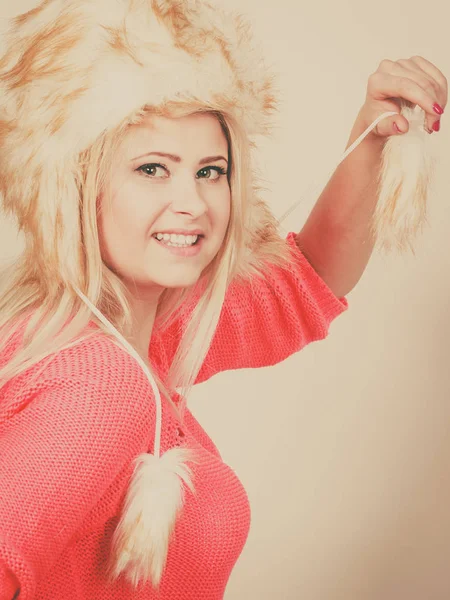 Atractiva mujer con sombrero de invierno peludo —  Fotos de Stock