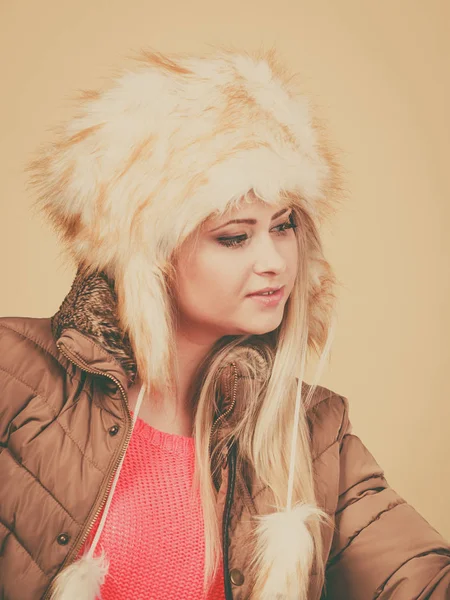 Ξανθιά γυναίκα με γούνινο καπέλο χειμώνα — Φωτογραφία Αρχείου