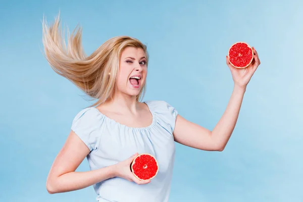 Женщина с фруктами и красным грейпфрутом — стоковое фото