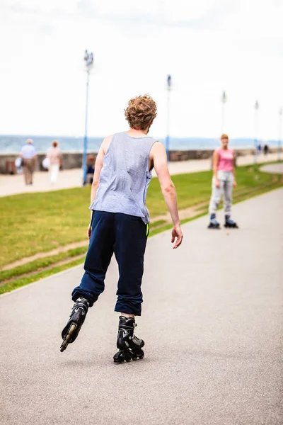 Friends learn rollerblading together have fun at park. — Stock Photo, Image