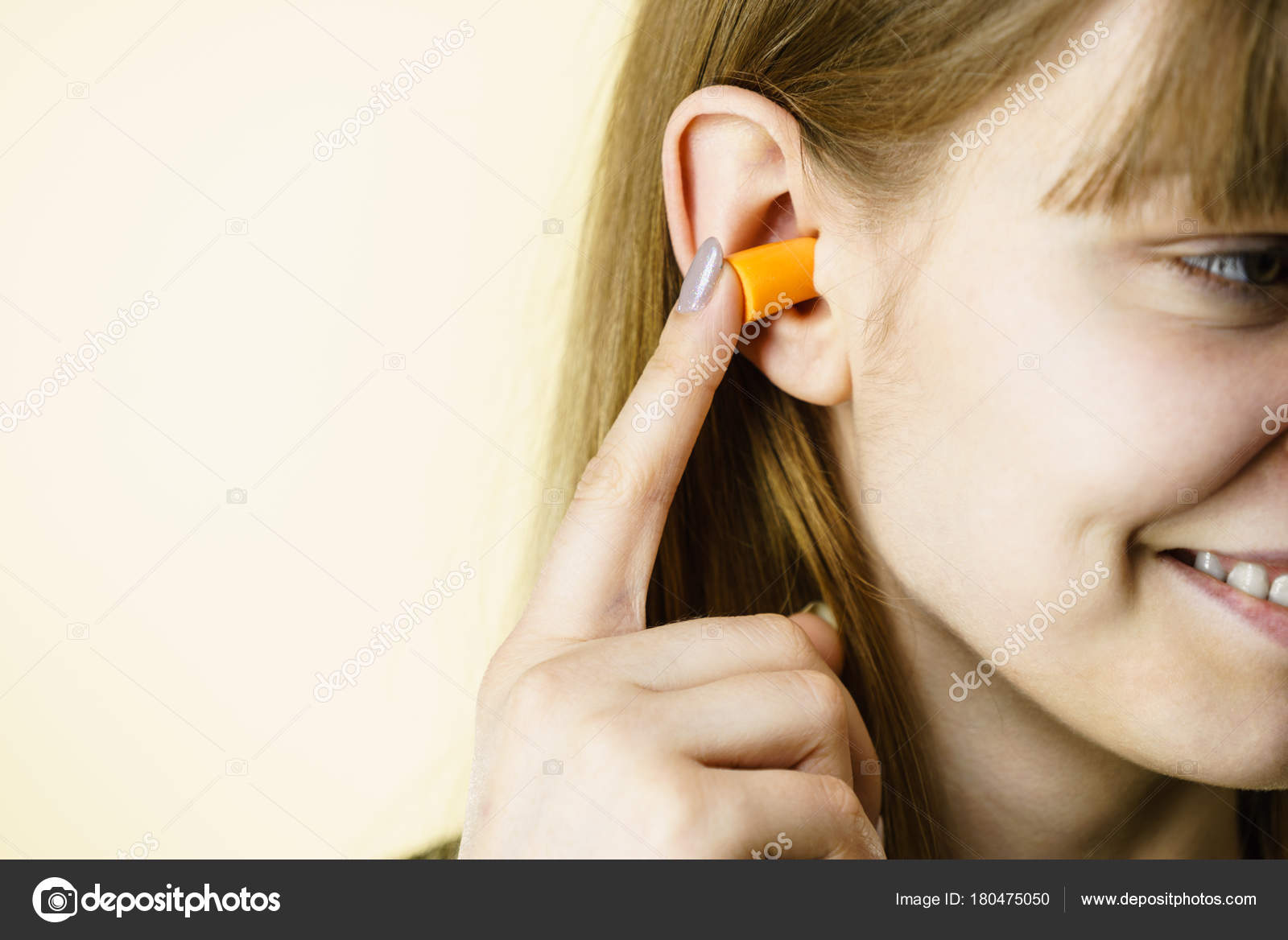 Беруши на человеке. Я закрыла плотно уши. Я закрыла плотно уши. Головные боли при тубоотите. Женщина закрывает уши.