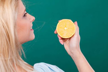 Kız holding limon narenciye meyve