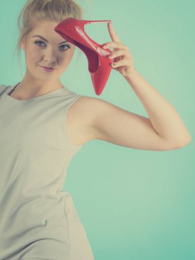 Yüksek topuklu sunan moda stilist