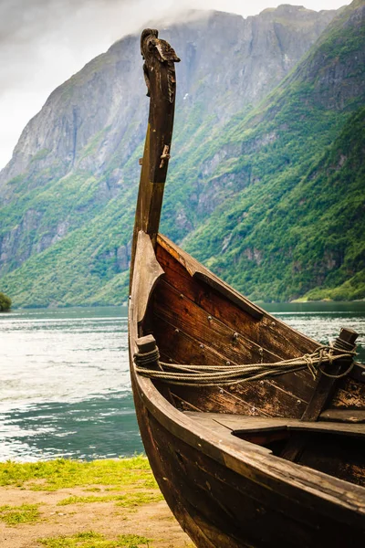 Παλιά ξύλινη βάρκα Βίκινγκ στη Νορβηγική φύση — Φωτογραφία Αρχείου