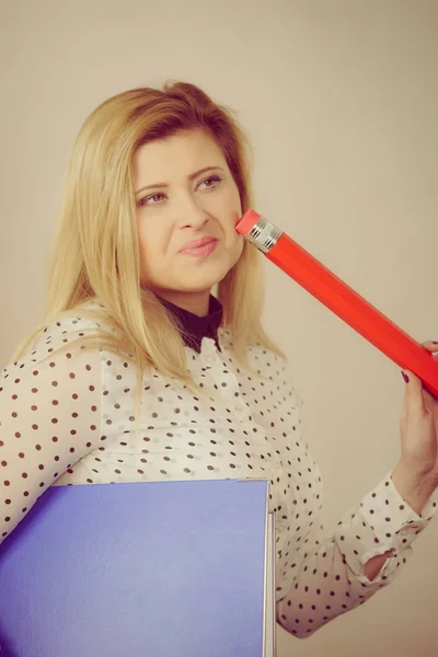 Mulher segurando aglutinante com documentos e caneta — Fotografia de Stock